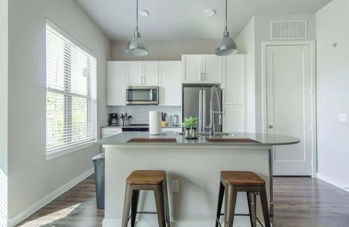 Allen Apartment | Luxury 1BR King Suite Pool + Gym + Parking - B