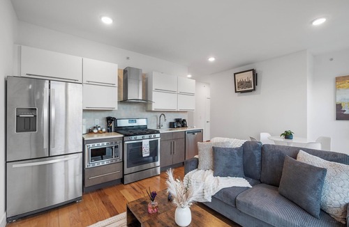 Olde Kensington Apartment | Luxury 1BR Loft - Skyline Views + Pool Access