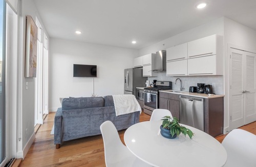 Olde Kensington Apartment | Luxury 1BR Loft - Skyline Views + Pool Access