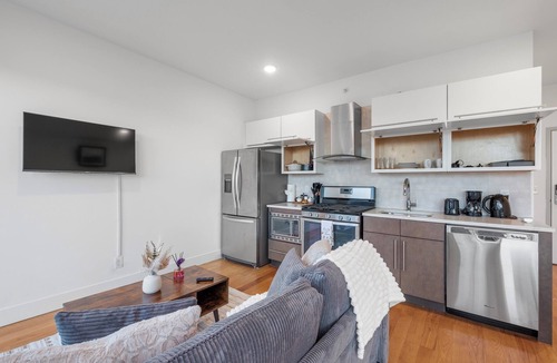 Olde Kensington Apartment | Luxury 1BR Loft - Skyline Views + Pool Access