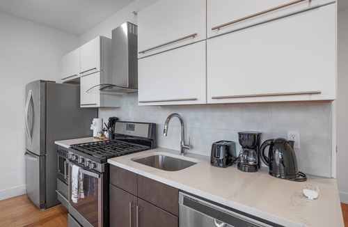 Olde Kensington Apartment | Luxury 1BR Loft - Skyline Views + Pool Access