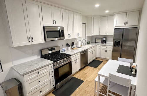 Eastern Malibu House | Luxury 1BR Malibu Bungalow on PCH steps from Beach w/FREE private parking!