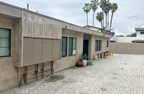 Eastern Malibu House | Luxury 1BR Malibu Bungalow on PCH steps from Beach w/FREE private parking!