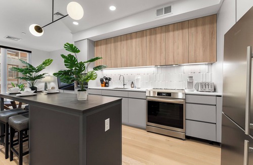 D Street - West Broadway Apartment | Luxury 1BR Next to Broadway Southie 3693