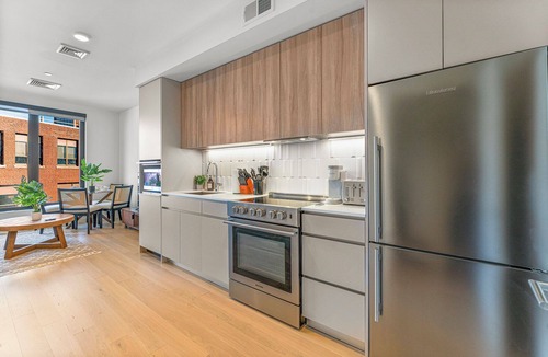 Fort Point Apartment | Luxury 1BR Next to Broadway 6359