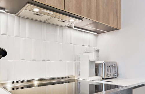 Fort Point Apartment | Luxury 1BR Next to Broadway 6359