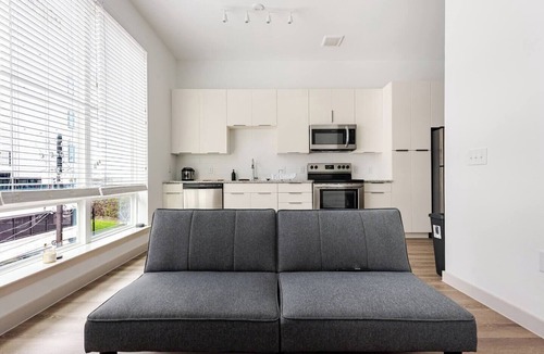 East Riverside - Oltorf Apartment | Luxury 1BR + Sofa Bed With an Infinity Pool & Downtown Views