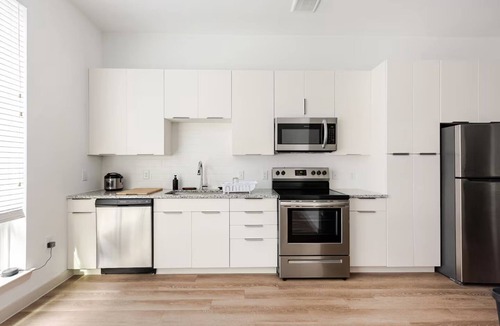 East Riverside - Oltorf Apartment | Luxury 1BR + Sofa Bed With an Infinity Pool & Downtown Views