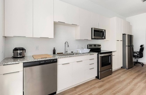 East Riverside - Oltorf Apartment | Luxury 1BR + Sofa Bed With an Infinity Pool & Downtown Views