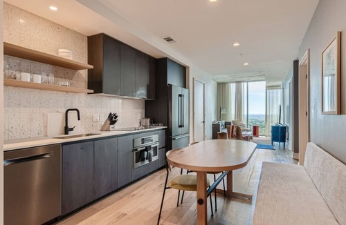 Rainey Street Historic District Apartment | Luxury 1BR +Views+Rooftop Pool +Walk To Rainey St.