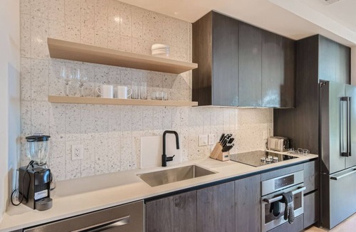 Rainey Street Historic District Apartment | Luxury 1BR +Views+Rooftop Pool +Walk To Rainey St.