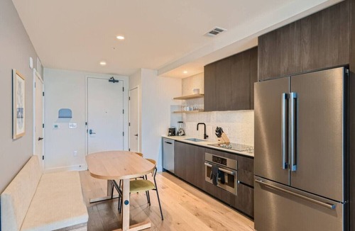 Rainey Street Historic District Apartment | Luxury 1BR +Views+Rooftop Pool +Walk To Rainey St.