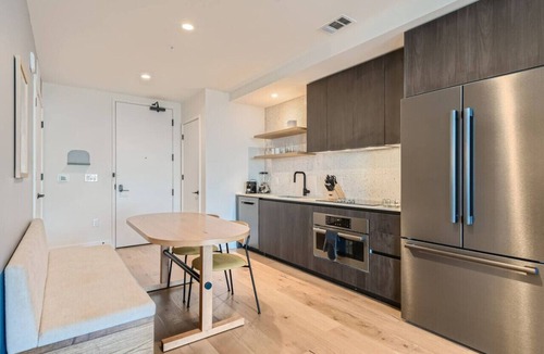 Rainey Street Historic District Apartment | Luxury 1BR +Views+Rooftop Pool +Walk To Rainey St.