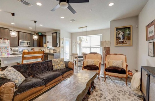 Crestview House | Luxury 2/2.5 b/w DWTN & Domain
