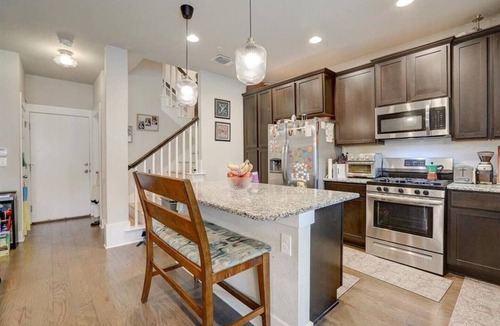 Crestview House | Luxury 2/2.5 b/w DWTN & Domain