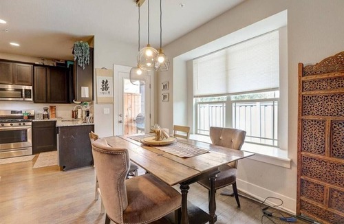 Crestview House | Luxury 2/2.5 b/w DWTN & Domain