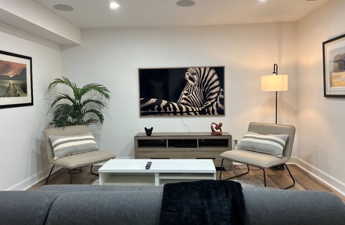 Ottawa Division Apartment | Luxury 2 b/room comfort & modern apartment with kitchen and free parking.