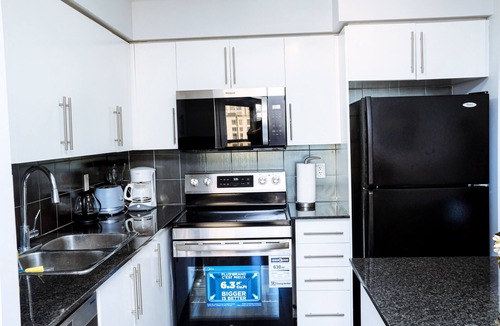 Downtown Mississauga Condo | Luxury 2-Bed, 2-Bath Condo w/Pool & Parking by Sq1