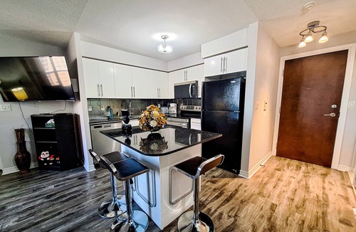 Downtown Mississauga Condo | Luxury 2-Bed, 2-Bath Condo w/Pool & Parking by Sq1