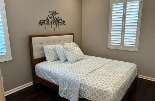 Santa Clarita Villa | Luxury 2 Bed 2 bath Home Near Six Flags