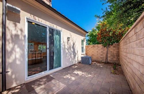 Santa Clarita Villa | Luxury 2 Bed 2 bath Home Near Six Flags