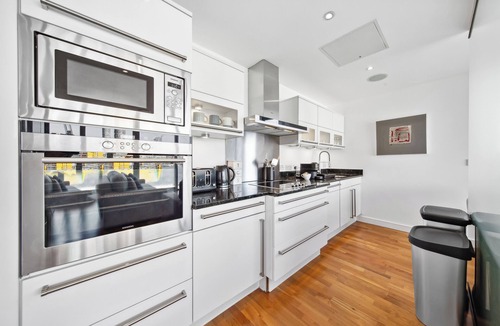 Riverside Apartment | Luxury |2 bed 2bth| Thames Riverside Apartment|