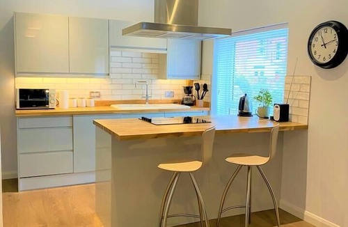 Eaton Apartment | Luxury 2 bed Apartment Golden Triangle w Parking