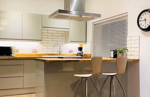 Eaton Apartment | Luxury 2 bed Apartment Golden Triangle w Parking