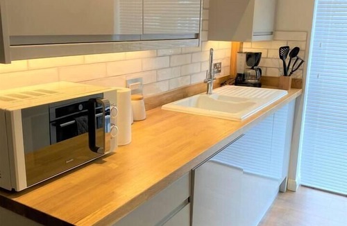 Eaton Apartment | Luxury 2 bed Apartment Golden Triangle w Parking