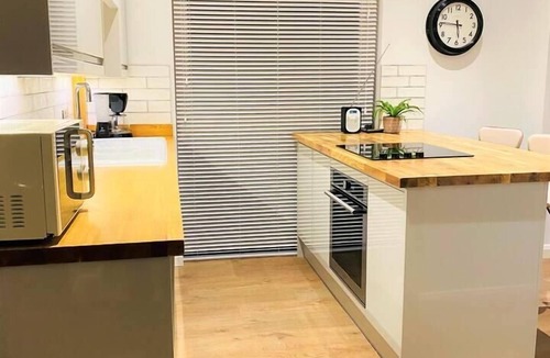 Eaton Apartment | Luxury 2 bed Apartment Golden Triangle w Parking