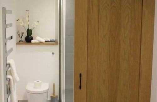 Wainscot Apartment | Luxury 2 Bed Apartment In Rochester