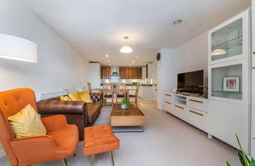 Notting Dale Apartment | LUXURY 2 BED BALCONY FREE PARKING FLAT