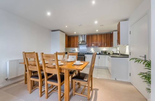Notting Dale Apartment | LUXURY 2 BED BALCONY FREE PARKING FLAT