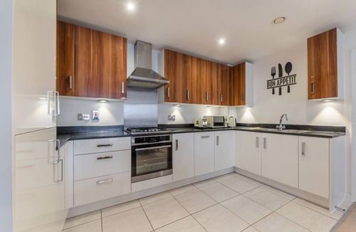 Notting Dale Apartment | LUXURY 2 BED BALCONY FREE PARKING FLAT