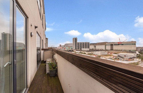 Notting Dale Apartment | LUXURY 2 BED BALCONY FREE PARKING FLAT