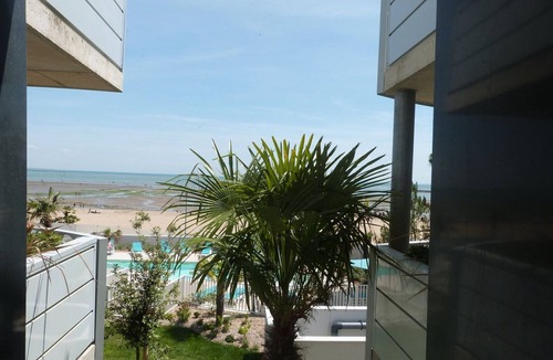 La Tranche-sur-Mer Apartment | Luxury 2-bedroom apartment, balcony, beach access, pool, pets allowed, parking