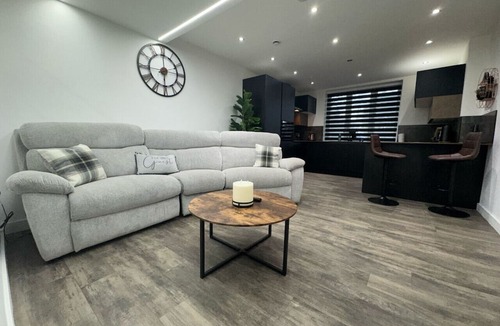 Uxbridge North Apartment | Luxury 2 Bed/Free Parking