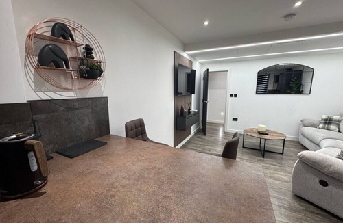 Uxbridge North Apartment | Luxury 2 Bed/Free Parking