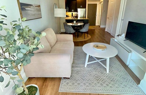 Old Mill Condo | Luxury 2-bed in Bloor West Village - Parking, Pool & steps to subway