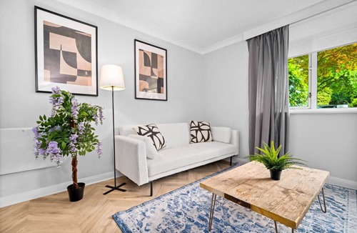 Sutton Coldfield Apartment | Luxury 2 Bed * Parking * Garden