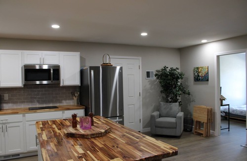 Manlius Apartment | Luxury 2-bedroom apartment in excellent Manlius with WiFi, AC