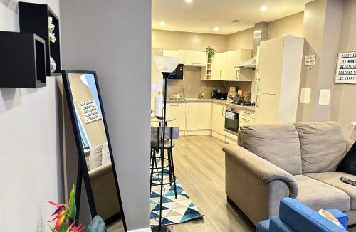 Dudley Apartment | luxury 2 bedroom flat with a kitchen