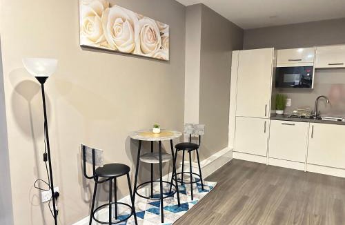 Dudley Apartment | luxury 2 bedroom flat with a kitchen