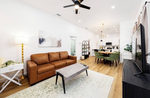 Oak Park - Northwood House | Luxury 2-bedroom Pool House in San Antonio