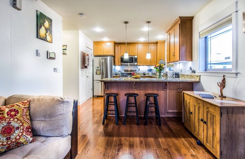 Phinney Ridge House | LUXURY 2-Bedroom Smart Townhome Quiet Ballard Area