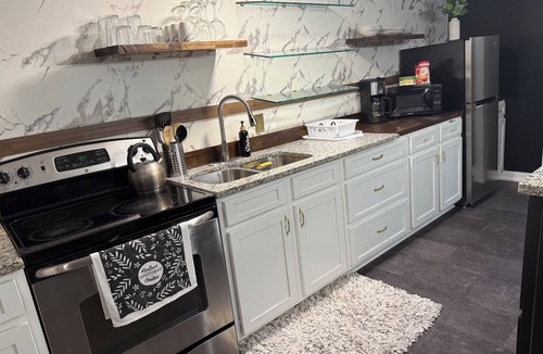 Conyers House | Luxury 2 Bedroom with full kitchen