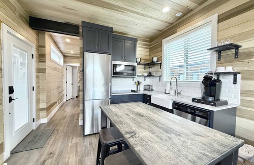 Escalante House | Luxury 2 BR Tiny Home | Grand Staircase Views