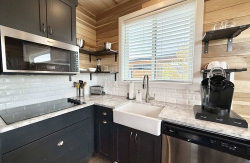 Escalante House | Luxury 2 BR Tiny Home | Grand Staircase Views