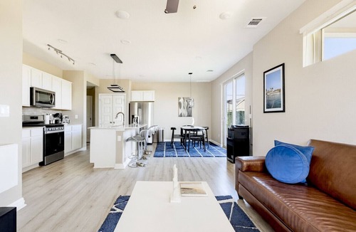 Austin Condo | Luxury 2-Story Condo Hot Tub Gym Pool Airport