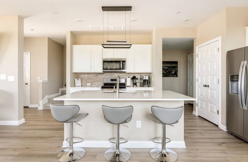 Austin Condo | Luxury 2-Story Condo Hot Tub Gym Pool Airport